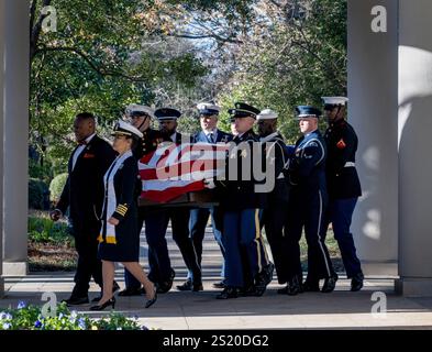 Atlanta, Vereinigte Staaten Von Amerika. Januar 2025. Atlanta, Vereinigte Staaten von Amerika. Januar 2025. Mitglieder des US-Dienstes mit der Zeremonial Honor Guard tragen während einer Beerdigungsfeier im Carter Center am 4. Januar 2025 in Atlanta, Georgia, den Sarg des 39. US-Präsidenten Jimmy Carter. Carter starb am 29. Dezember im Alter von 100 Jahren. Kredit: MSgt. Kenneth Norman/U. S Air Force Photo/Alamy Live News Stockfoto