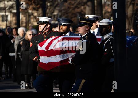 Atlanta, Vereinigte Staaten Von Amerika. Januar 2025. Atlanta, Vereinigte Staaten von Amerika. Januar 2025. Mitglieder des US-Dienstes mit der Zeremonial Honor Guard tragen während einer Beerdigungsfeier im Carter Center am 4. Januar 2025 in Atlanta, Georgia, den Sarg des 39. US-Präsidenten Jimmy Carter. Carter starb am 29. Dezember im Alter von 100 Jahren. Gutschrift: SSgt. Gabrielle Winn/U. S Air Force Photo/Alamy Live News Stockfoto