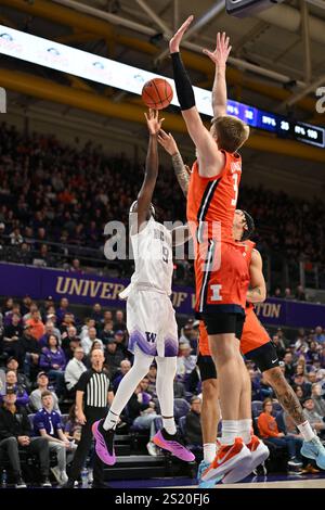 Seattle, Washington, USA. Januar 2025. Zoom Diallo (9), der Spieler der Washington Huskies, steht während des NCAA Basketballspiels zwischen den Illinois Fighting Illini und den Washington Huskies in Seattle, Washington, auf. Steve Faber/CSM/Alamy Live News Stockfoto