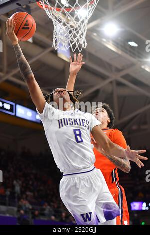 Seattle, Washington, USA. Januar 2025. Die Washington Huskies schützen Tyler Harris (8) während des NCAA Basketballspiels zwischen den Illinois Fighting Illini und den Washington Huskies in Seattle, Washington. Steve Faber/CSM/Alamy Live News Stockfoto