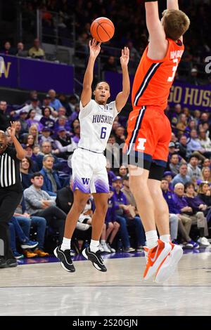 Seattle, Washington, USA. Januar 2025. Der Washington Huskies-Wachmann Tyree Ihenacho (6) hat während des NCAA Basketballspiels zwischen den Illinois Fighting Illini und den Washington Huskies in Seattle, Washington, einen Sprungschuss. Steve Faber/CSM/Alamy Live News Stockfoto