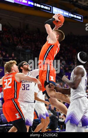 Seattle, Washington, USA. Januar 2025. Ben Humrichous (3), der im NCAA-Basketballspiel zwischen den Illinois Fighting Illini und den Washington Huskies in Seattle (Washington) spielt, gewinnt einen Rückstoß. Steve Faber/CSM/Alamy Live News Stockfoto