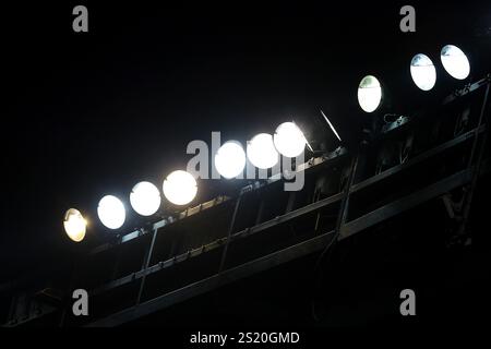 Turin, Italien. Januar 2025. Die Flutlichter des Stadions sind während des Spiels der Serie A im Stadio Grande Torino in Turin zu sehen. Der Bildnachweis sollte lauten: Jonathan Moscrop/Sportimage Credit: Sportimage Ltd/Alamy Live News Stockfoto