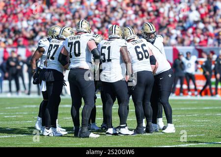 Tampa Bay, Florida, USA, 5. Januar 2025, die Spieler der New Orleans Saints treffen sich im ersten Quartal im Raymond James Stadium. (Foto: Marty Jean-Louis/Alamy Live News Stockfoto