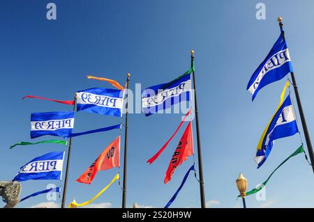 San Francisco, CA, USA. 24. April 2012: Bunte Flaggen am Pier 39 winken vor einem klaren blauen Himmel in San Francisco. Stockfoto