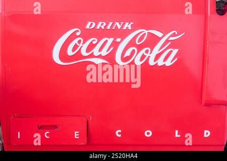 San Francisco, CA, USA. 24. April 2012: Vintage Coca-Cola-Verkaufsautomat mit klassischem rotem Design. Stockfoto