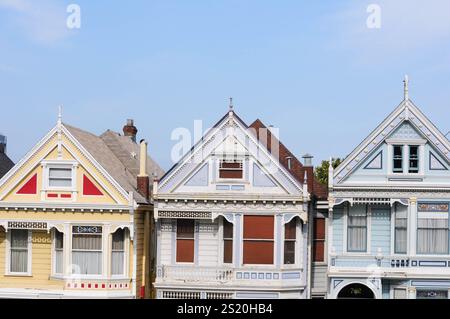 San Francisco, CA, USA. 24. April 2012: Farbenfrohe viktorianische Häuser, bekannt als Painted Ladies in San Francisco, Kalifornien. Stockfoto