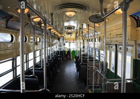 San Francisco, CA, USA. 24. April 2012: Innenraum einer alten Straßenbahn in San Francisco mit klassischer Sitzecke und Beleuchtung. Stockfoto