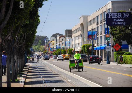 San Francisco, CA, USA. 24. April 2012: Blick auf die Straße am Pier 39 mit Radfahrern und Fußgängern in San Francisco, Kalifornien. Stockfoto