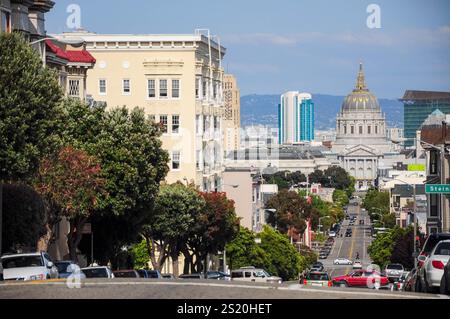San Francisco, CA, USA. 24. April 2012: Die lebhaften Straßen von San Francisco mit Blick auf das Rathaus. Stockfoto