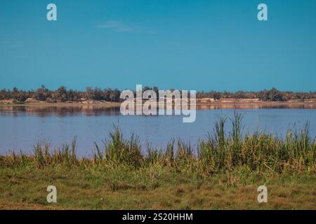 Lake Retba oder Lac Rose in der Nähe von Dakar im Senegal. Wunderschöner Blick auf den Strand von oben auf einen salzigen See, der tiefes Orange und Rosa des Wassers ausstrahlt. Stockfoto