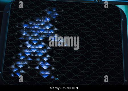 Schild für Fußgänger, das nachts leuchtet, um eine sichere Überfahrt zu ermöglichen Stockfoto