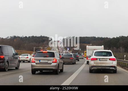 Rückansicht von vielen Autos, die im Straßenverkehrsstau in Reihe stecken geblieben sind kalter, bedeckter, regnerischer Wintertag in Europa. Autounfall Fahrzeug Rush Hour Stockfoto