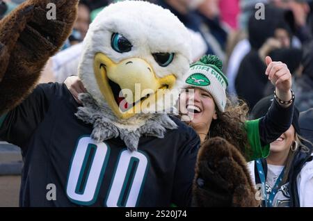 Philadelphia, Usa. Januar 2025. Swoop, das Maskottchen der Philadelphia Eagles, bejubelt die Fans während der NFL-Action gegen die New York Giants am Sonntag, den 5. Januar 2025, im Lincoln Financial Field in Philadelphia. Foto: Laurence Kesterson/UPI Credit: UPI/Alamy Live News Stockfoto