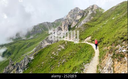 Wandern in der Nähe der Starkenburger Hütte am Stubaier Höhenweg, einer der schönsten Höhenwanderungen der österreichischen Alpen, in der Nähe von Stuba Stockfoto