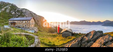 Wandern in der Nähe der Starkenburger Hütte am Stubaier Höhenweg, einer der schönsten Höhenwanderungen der österreichischen Alpen, in der Nähe von Stuba Stockfoto