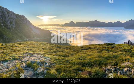 Wandern in der Nähe der Starkenburger Hütte am Stubaier Höhenweg, einer der schönsten Höhenwanderungen der österreichischen Alpen, in der Nähe von Stuba Stockfoto