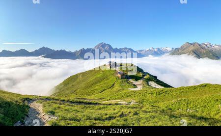 Wandern in der Nähe der Starkenburger Hütte am Stubaier Höhenweg, einer der schönsten Höhenwanderungen der österreichischen Alpen, in der Nähe von Stuba Stockfoto