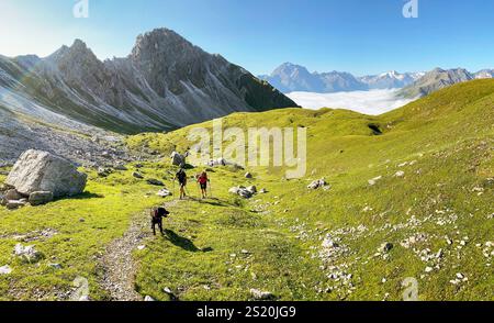 Wandern in der Nähe der Starkenburger Hütte am Stubaier Höhenweg, einer der schönsten Höhenwanderungen der österreichischen Alpen, in der Nähe von Stuba Stockfoto