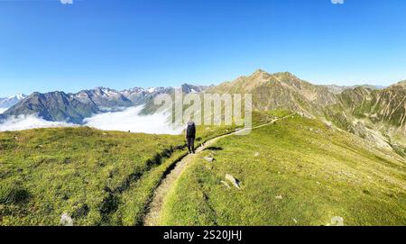 Wandern in der Nähe der Starkenburger Hütte am Stubaier Höhenweg, einer der schönsten Höhenwanderungen der österreichischen Alpen, in der Nähe von Stuba Stockfoto