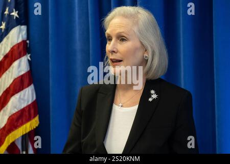 New York, NY, 5. Januar 2025: US-Senator Kirsten Gillibrand fordert Präsident Biden auf, den Archivar der Vereinigten Staaten anzuweisen, am 5. Januar 2025 das Equal Rights Amendment im Büro von Hew New York zu zertifizieren. Sie wurde von Julie Menin, Mitglied des New Yorker Stadtrates, Kate Kelly vom Center for American Progress und Sasha Ahuja von New Yorkers for Equal Rights begleitet. Quelle: Lev Radin/Alamy Live News Stockfoto