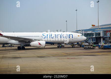 SriLanka Airways Airbus A330-300 am Boden auf einer Landebahn am internationalen Flughafen Bandaranaike (Colombo), Colombo, Sri Lanka Stockfoto