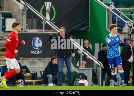Windsor Park, Belfast, Nordirland, Großbritannien. Dezember 2024. UEFA Europa Conference League (Ligasaison – Spieltag 6) – Larne gegen KAA Gent. Coach KAA Gent Manager Wouter Vrancken Stockfoto