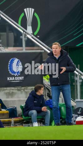 Windsor Park, Belfast, Nordirland, Großbritannien. Dezember 2024. UEFA Europa Conference League (Ligasaison – Spieltag 6) – Larne gegen KAA Gent. Coach KAA Gent Manager Wouter Vrancken Stockfoto