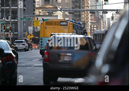 Autos, die unter Mautlesern vorbeifahren, die Fahrern eine Mautgebühr von 9 $ für Fahrten unter der 60th Street berechnen, da New York Citys „Congestion Planning“ heute in Kraft tritt, New York, NY, 5. Januar 2025. Fahrer mit E-ZPass zahlen 9 $ für die Einfahrt nach Manhattan in Richtung Süden der 60th Street zwischen 5:00 und 21:00 Uhr und 2,25 $ in den Hauptverkehrszeiten. New York City schließt sich London, Mailand, Singapur und Stockholm an und ist die erste Stadt in den USA, die es übernommen hat; die eingesammelten Gelder sollen zur Finanzierung des MTA dienen. (Foto: Anthony Behar/SIPA USA) Stockfoto