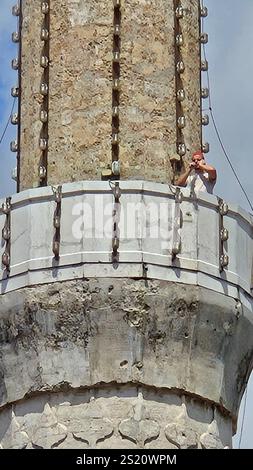 Ruf zum Gebet in der Gazi Husrey-Beg Moschee in Sarajevo, Bosnien Stockfoto