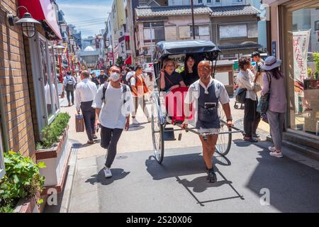 Tokio, Japan - 15. Juni 2024: Touristen erkunden Nakamise, die berühmteste Einkaufsstraße in Asakusa in der Nähe des Senso-Ji-Tempels, Tokios ältestem Gebäude Stockfoto