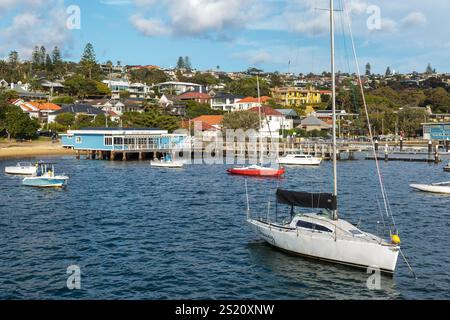 Watsons Bay im Osten von Sydney, Australien. Segelboote in der Bucht mit dem Vaucluse Yacht Club und Häusern im Hintergrund Stockfoto
