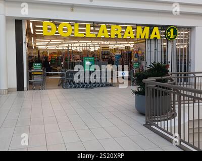 Toronto, ON, Kanada – 18. Oktober 2023: Nahaufnahme des Dollarama-Ladenschilds auf dem Gebäude. Dollarama Inc. Ist eine Einzelhandelskette in kanadischem Dollar Stockfoto