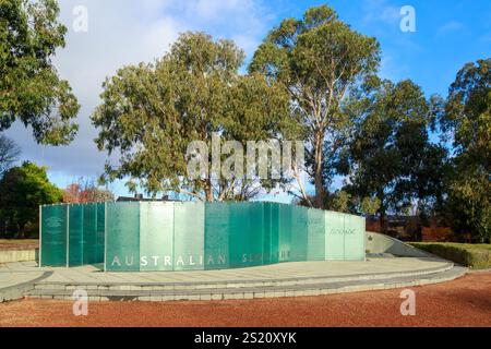 Das Australian Service Nurses National Memorial, Canberra, Australien, ist ein Denkmal aus geätztem Glas, das den Krankenschwestern gewidmet ist, die in Kriegsgebieten dienten Stockfoto