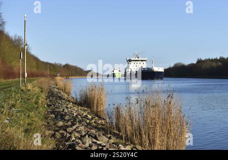 Tankschiff Halti und Containerschiff ECO ZEPHYR im Kieler Kanal, Kieler Kanal, Schleswig-Holstein, Deutschland, Europa Stockfoto