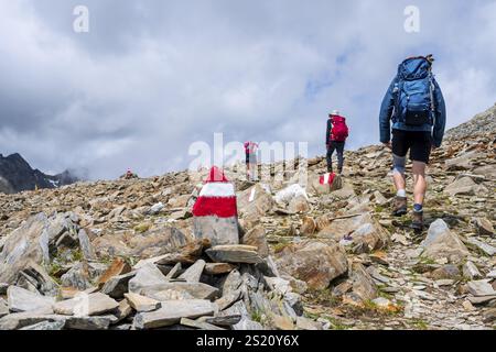 Rot-weiße Wegmarkierungen, Wanderer in den hohen Bergen, Lasoerling High Trail, Lasoerling High Trail, Österreich, Europa Stockfoto