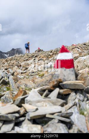 Rot-weiße Wegmarkierungen, Wanderer in den hohen Bergen, Lasoerling High Trail, Lasoerling High Trail, Österreich, Europa Stockfoto