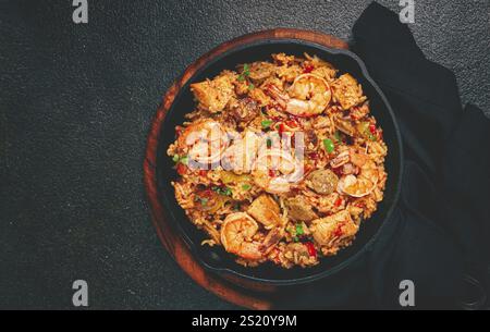 Jambalaya, kreolisches Gericht, amerikanisches Pilaw, Reis mit Huhn und Garnelen, Gemüse, hausgemacht, keine Leute Stockfoto