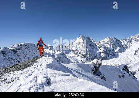 Skitouren zu Fuß, schneebedeckte Berglandschaft im Winter, Blick auf die Berggipfel Königsspitze, Monte Zebru und Ortler, Ortler Alpen, Vinschgau V Stockfoto