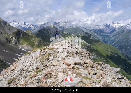 Wanderer in den hohen Bergen, Lasoerling Hoehenweg, Lasoerling Hoehenweg, Österreich, Europa Stockfoto