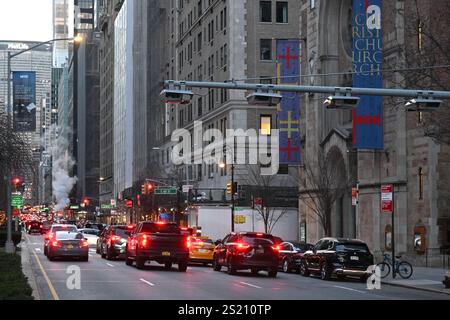 Autos fahren unter E-ZPass-Lesegeräten und Nummernschildscannern auf der Park Avenue, da die Preise für Überlastungen am 5. Januar 2024 in New York in Kraft treten Stockfoto