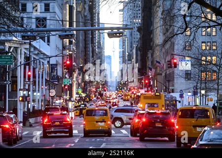 Autos fahren unter E-ZPass-Lesern und Nummernschildscannen Kameras auf der 5th Avenue, da die Preise für Überlastungen am 5. Januar 2024 in New York CIT in Kraft treten Stockfoto