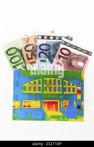 Energieeinsparung durch Wärmedämmung. Haus mit Wärmebildkamera fotografiert. Österreich Stockfoto