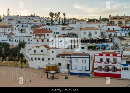 CARVOEIRO, PORTUGAL - 30. JUNI 2022: Blick auf das wunderschöne Dorf Carvoeiro mit seinem Strand und den Klippen in der Algarve in Portugal. Stockfoto