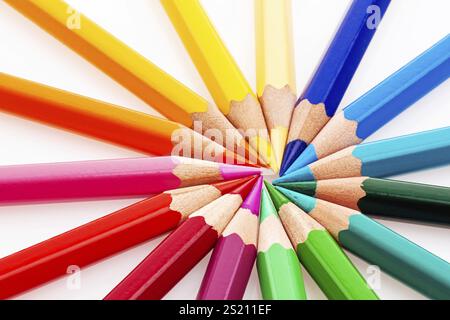Viele Buntstifte auf weißem Hintergrund. Österreich Stockfoto