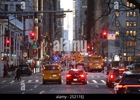 Autos fahren unter E-ZPass-Lesern und Nummernschildscannen Kameras auf der 5th Avenue, da die Preise für Überlastungen am 5. Januar 2024 in New York CIT in Kraft treten Stockfoto