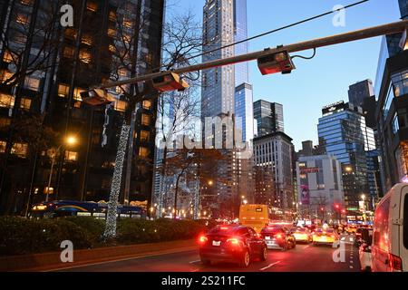 Die Fahrzeuge werden am Columbus Circle unter E-ZPass-Lesegeräten und Nummernschildlesern durchlaufen, da die Preise für Überlastungen am 5. Januar 2024 in New Yor in Kraft treten Stockfoto