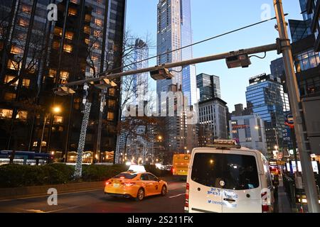 Die Fahrzeuge werden am Columbus Circle unter E-ZPass-Lesegeräten und Nummernschildlesern durchlaufen, da die Preise für Überlastungen am 5. Januar 2024 in New Yor in Kraft treten Stockfoto