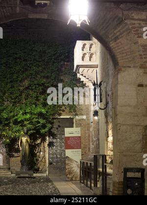 Die Stadt Verona in Italien bei Nacht. Balkon von Romeo und Julia Austria Stockfoto