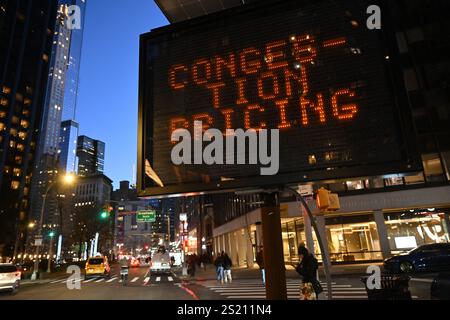 Die Fahrzeuge werden am Columbus Circle unter E-ZPass-Lesegeräten und Nummernschildlesern durchlaufen, da die Preise für Überlastungen am 5. Januar 2024 in New Yor in Kraft treten Stockfoto